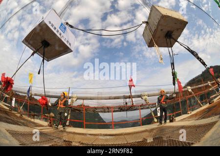 Bau einer Glasbrücke über Schlucht in Zhangjiajie (151203) -- ZHANGJIAJIE, Dec. 3, 2015 -- People work at the construction site of the glass bridge at the grand canyon of Zhangjiajie, central China s Hunan Province, Dec. 3, 2015. A glass bridge in grand canyon of Zhangjiajie finished closure on Thursday, which is built at a height of about 300 meters and is expected to be opened to the public before May of 2016. ) (zwx) CHINA-HUNAN-ZHANGJIAJIE-GRAND CANYON-GLASS BRIDGE-CLOSURE(CN) LongxHongtao PUBLICATIONxNOTxINxCHN   Construction a Glass bridge above Gorge in Zhangjiajie 151203 Zhangjiajie DE Stock Photo