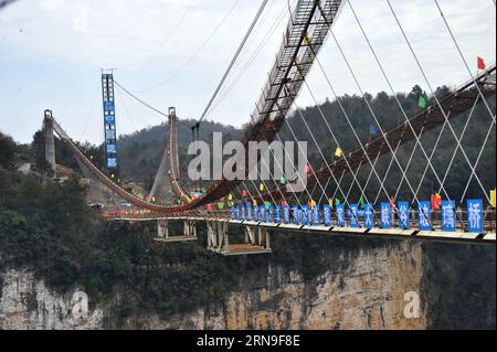 Bilder des Tages Bau einer Glasbrücke über Schlucht in Zhangjiajie (151203) -- ZHANGJIAJIE, Dec. 3, 2015 -- Photo taken on Dec. 3, 2015 shows the glass bridge in construction at the grand canyon of Zhangjiajie, central China s Hunan Province. A glass bridge in grand canyon of Zhangjiajie finished closure on Thursday, which is built at a height of about 300 meters and is expected to be opened to the public before May of 2016. ) (zwx) CHINA-HUNAN-ZHANGJIAJIE-GRAND CANYON-GLASS BRIDGE-CLOSURE(CN) LongxHongtao PUBLICATIONxNOTxINxCHN   Images the Day Construction a Glass bridge above Gorge in Zhang Stock Photo