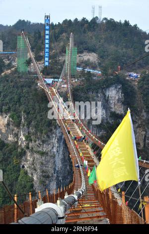 Bau einer Glasbrücke über Schlucht in Zhangjiajie (151203) -- ZHANGJIAJIE, 3 dicembre 2015 -- foto scattata il 3 dicembre 2015 mostra il ponte di vetro in costruzione nel grande canyon di Zhangjiajie, nella Cina centrale nella provincia di Hunan. Un ponte di vetro nel grande canyon di Zhangjiajie terminò la chiusura il giovedì, che è costruito a un'altezza di circa 300 metri e dovrebbe essere aperto al pubblico prima di maggio 2016. ) (Zwx) CHINA-HUNAN-ZHANGJIAJIE-GRAND CANYON-GLASS BRIDGE-CLOSURE(CN) LongxHongtao PUBLICATIONxNOTxINxCHN costruzione un ponte di vetro sopra la gola a Zhangjiajie 151203 Zhangjiajie DEC 3 Foto Stock