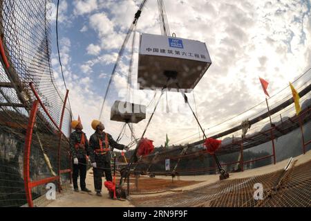 Bau einer Glasbrücke über Schlucht in Zhangjiajie (151203) -- ZHANGJIAJIE, Dec. 3, 2015 -- People work at the construction site of the glass bridge at the grand canyon of Zhangjiajie, central China s Hunan Province, Dec. 3, 2015. A glass bridge in grand canyon of Zhangjiajie finished closure on Thursday, which is built at a height of about 300 meters and is expected to be opened to the public before May of 2016. ) (zwx) CHINA-HUNAN-ZHANGJIAJIE-GRAND CANYON-GLASS BRIDGE-CLOSURE(CN) LongxHongtao PUBLICATIONxNOTxINxCHN   Construction a Glass bridge above Gorge in Zhangjiajie 151203 Zhangjiajie DE Stock Photo