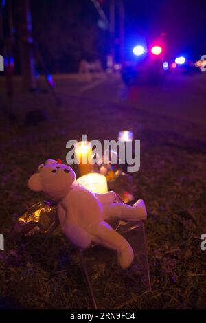 Tote bei Schießerei a San Bernardino LOS ANGELES, 2 dicembre 2015 -- candele e un giocattolo sono collocati in memoria delle vittime di una sparatoria di massa a San Bernardino, città della California meridionale, Stati Uniti, 2 dicembre 2015. Entrambi i sospettati, un uomo e una donna, in una sparatoria di massa mortale a San Bernardino, sono stati identificati, ha detto mercoledì il capo della polizia Jarrod Burguan. Entrambi sono stati uccisi in una sparatoria con la polizia dopo la sparatoria di massa che ha ucciso 14 persone in California. (zw) U.S.-SAN BERNARDINO-SHOOTING-AFTERMATH YangxLei PUBLICATIONxNOTxINxCHN Death at Shooting in San Bernardino lo Foto Stock