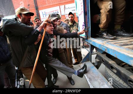 SRINAGAR, 3 dicembre 2015 -- i poliziotti indiani detengono una persona con disabilità fisica mentre grida slogan durante una protesta nella 24a giornata internazionale delle persone con disabilità a Srinagar, capitale estiva del Kashmir controllato dagli indiani, 3 dicembre 2015. La polizia indiana ha arrestato decine di persone con disabilità quando protestavano per evidenziare i loro problemi e chiedere migliori condizioni di vita. KASHMIR-SRINAGAR-INT L GIORNATA DELLE PERSONE CON disabilità-PROTESTA JavedxDar PUBLICATIONxNOTxINxCHN Srinagar DEC 3 2015 poliziotti indiani detengono una persona con disabilità mentre grida Slog Foto Stock