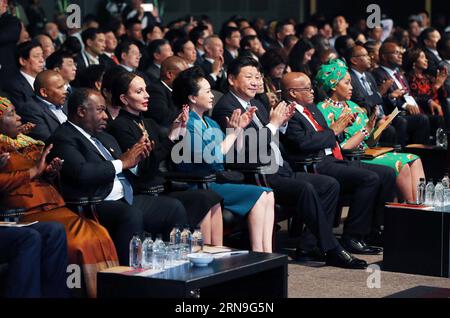 (151204) - JOHANNESBURG, 4 dicembre 2015 - il presidente cinese Xi Jinping (5° L, fronte) e sua moglie Peng Liyuan (4° L, fronte) assistono alla cerimonia di chiusura dell'anno della Cina, a Johannesburg, Sudafrica, 4 dicembre 2015. )(mcg) SUDAFRICA-CINA-XI JINPING-ANNO DELLA CINA-CERIMONIA DI CHIUSURA PERFORMANCE YaoxDawei PUBLICATIONxNOTxINxCHN 151204 Johannesburg DEC 4 2015 il presidente cinese Xi Jinping 5th l Front e sua moglie Peng Liyuan 4th l Front Guarda la cerimonia di CHIUSURA Performance dell'anno della Cina a Johannesburg Sud Africa DEC 4 2015 mcg Sud Africa China Xi Jinping anno del CH Foto Stock