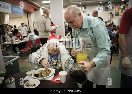 (151206) -- VANCOUVER, 5 dicembre 2015 -- Un volontario serve bevande a un residente durante l'evento annuale gratuito del pasto di Natale a Vancouver, Canada, 5 dicembre 2015. Circa 3.000 residenti che soffrono di povertà e senzatetto a Vancouver sono stati offerti pasti gratuiti dal 75° evento annuale gratuito di pasto di Natale della Union Gospel Mission per condividere la gioia prima del Natale. ) CANADA-VANCOUVER-FREE CHRISTMAS MEAL Liangxsen PUBLICATIONxNOTxINxCHN 151206 Vancouver DEC 5 2015 un volontario serve drink a un residente durante l'annuale evento gratuito Christmas Meal a Vancouver Canada DEC 5 2015 circa 3 000 residenti Suffe Foto Stock