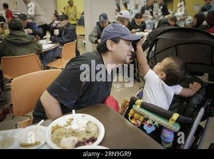 (151206) -- VANCOUVER, 5 dicembre 2015 -- Un residente gioca con suo figlio durante il pasto all'evento annuale gratuito Christmas Meal a Vancouver, Canada, 5 dicembre 2015. Circa 3.000 residenti che soffrono di povertà e senzatetto a Vancouver sono stati offerti pasti gratuiti dal 75° evento annuale gratuito di pasto di Natale della Union Gospel Mission per condividere la gioia prima del Natale. ) CANADA-VANCOUVER-FREE CHRISTMAS MEAL Liangxsen PUBLICATIONxNOTxINxCHN 151206 Vancouver DEC 5 2015 un residente GIOCA con il suo sole durante il pasto ALL'annuale Free Christmas Meal Event a Vancouver Canada DEC 5 2015 circa 3 000 residenti Foto Stock