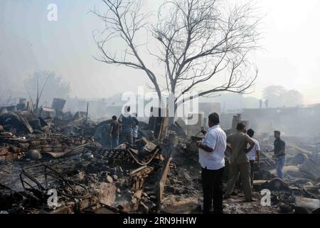 (151207) -- MUMBAI, 7 dicembre 2015 -- foto scattata il 7 dicembre 2015 mostra la scena di un incendio nella zona della baraccopoli di Damu Nagar a Mumbai, India. Secondo quanto riferito, due persone sono morte e quasi 1.000 case sono state bruciate in un enorme incendio scoppiato nella zona dei baraccopoli di Kandivali, nella parte nord di Mumbai lunedì, innescando una serie di esplosioni di bombole di gas. INDIA-MUMBAI-SLUM-FIRE Stringer PUBLICATIONxNOTxINxCHN 151207 Mumbai DEC 7 2015 foto scattata IL DEC 7 2015 mostra la scena di un incendio NELLA DAMU Nagar Slum area di Mumbai in India due persone sono morte e i parrocchiani sono state 1 000 case Foto Stock