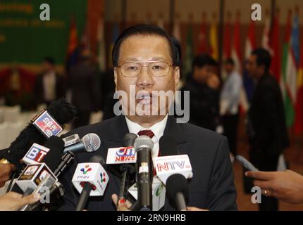 (151208) -- PHNOM PENH, 8 dicembre 2015 -- portavoce del Parlamento cambogiano Chheang Vun interviene durante una conferenza stampa a Phnom Penh, Cambogia, 8 dicembre 2015. L'8a Assemblea parlamentare asiatica (APA) prenderà il via mercoledì nella capitale cambogiana di Phnom Penh, ha detto Chheang Vun martedì. ) CAMBOGIA-PHNOM PENH-APA-CONFERENZA STAMPA Sovannara PUBLICATIONxNOTxINxCHN 151208 Phnom Penh DEC 8 2015 portavoce del vun del Parlamento cambogiano parla durante una conferenza stampa a Phnom Penh Cambogia DEC 8 2015 l'ottava Assemblea parlamentare asiatica APA prenderà il via nella capitale cambogiana di Phn Foto Stock