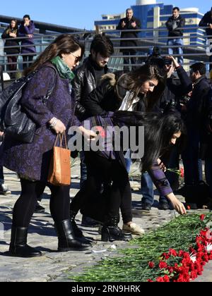 (151208) -- BAKU, 7 dicembre 2015 -- le persone offrono fiori sul mare di Baku per piangere le vittime di un incendio alla piattaforma petrolifera dell'Azerbaigian sul Mar Caspio a Baku, capitale dell'Azerbaigian, il 7 dicembre 2015. L'Azerbaigian ha dichiarato il 6 dicembre un giorno di lutto nazionale dopo 1 morto e 29 dispersi in un incendio di una piattaforma petrolifera il 4 dicembre nel Mar Caspio meridionale del campo offshore di Guneshli dell'Azerbaigian in mezzo a una violenta tempesta. ) AZERBAIGIAN-BAKU-OIL RIG FIRE TofikxBabayev PUBLICATIONxNOTxINxCHN 151208 Baku DEC 7 2015 celebrità OFFRONO Fiori AL mare di Baku a Morne le vittime in un incendio ALLA piattaforma petrolifera dell'Azerbaigian ON Foto Stock