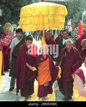 (151208) -- PECHINO, 8 dicembre 2015 -- la foto del file scattata il 18 maggio 2000 mostra l'undicesimo Panchen Lama (C, fronte), Bainqen Erdini Qoigyijabu, che viene al Collegio di alto livello del Buddhismo tibetano della Cina per presiedere un'assemblea di dharma a Pechino, capitale della Cina. Le celebrazioni si sono tenute a Lhasa martedì per celebrare il ventesimo anniversario dell'intronizzazione di Bainqen Erdini Qoigyijabu, l'undicesimo Panchen Lama, uno dei due Buddha viventi più venerati del buddhismo tibetano. )(mcg) CHINA-TIBET-11TH PANCHEN LAMA-20TH ANNIVERSARY-FILES(CN) WangxXinqing PUBLICATIONxNOTxINxCHN 151208 Pechino DEC 8 2015 Foto Stock