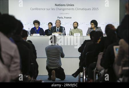 Klimakonferenz COP21 a Parigi - Cina schließt Vereinbarung mit Brasilien, Indien und Südafrika (151208) -- PARIGI, 8 dicembre 2015 -- Xie Zhenhua (3rd L), rappresentante speciale della Cina sui cambiamenti climatici, ministro brasiliano dell'ambiente Izabella Teixeria (1st L), ministro indiano dell'ambiente Prakash Javadekar (2nd R) e il ministro degli affari ambientali del Sudafrica Edna Molewa (1st R) partecipa a una conferenza stampa durante la conferenza sui cambiamenti climatici di Parigi a le Bourget, nella periferia settentrionale di Parigi, in Francia, 8 dicembre 2015. Paesi DI BASE, ovvero Brasile, Sud Africa, India e Cina, a martedì Foto Stock