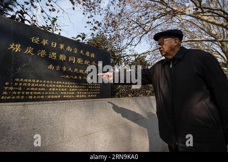 NANCHINO, 08 dicembre 2015 - Xiang Yuansong, 87, sopravvissuto all'atroce massacro di Nanchino, gesti nel luogo in cui suo fratello maggiore è stato ucciso a Nanchino, capitale della provincia di Jiangsu della Cina orientale, l'8 dicembre 2015. Xiang Yuansong sopravvisse al massacro di Nanchino quando aveva 9 anni. Suo fratello maggiore Xiang Yuangao e uno di suo zio Xiang Zhonglin furono uccisi dall'esercito giapponese a Xiaguan di Nanchino nel massacro. Alcuni sopravvissuti del massacro di Nanchino tennero riti commemorativi di famiglia per i loro parenti perduti nella sala commemorativa delle vittime del massacro di Nanchino da parte degli invasori giapponesi Foto Stock