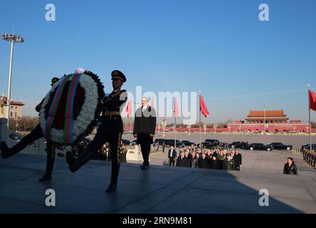 (151211) -- PECHINO, 11 dicembre 2015 -- il presidente dell'Azerbaigian Ilham Aliyev partecipa a una cerimonia di posa delle corone al Monumento agli eroi del popolo a Pechino, capitale della Cina. ) (Yxb) CINA-PECHINO-AZERBAIGIAN-ALIYEV-WREATH LAYING (CN) DingxHaitao PUBLICATIONxNOTxINxCHN 151211 Pechino DEC 11 2015 Azerbaigian il presidente Ilham Aliyev partecipa a una cerimonia di posa di una corona AL Monumento agli eroi delle celebrità a Pechino capitale della Cina yxb Cina Pechino Azerbaigian Aliyev Wreath laying CN DingxHaitao PUBLICATIONCHN Foto Stock