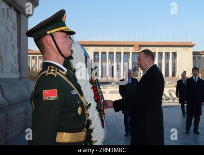 (151211) -- PECHINO, 11 dicembre 2015 -- il presidente dell'Azerbaigian Ilham Aliyev partecipa a una cerimonia di posa delle corone al Monumento agli eroi del popolo a Pechino, capitale della Cina. ) (Yxb) CINA-PECHINO-AZERBAIGIAN-ALIYEV-WREATH LAYING (CN) DingxHaitao PUBLICATIONxNOTxINxCHN 151211 Pechino DEC 11 2015 Azerbaigian il presidente Ilham Aliyev partecipa a una cerimonia di posa di una corona AL Monumento agli eroi delle celebrità a Pechino capitale della Cina yxb Cina Pechino Azerbaigian Aliyev Wreath laying CN DingxHaitao PUBLICATIONCHN Foto Stock