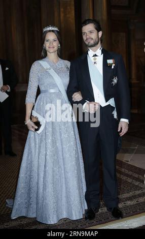 151211 -- STOCCOLMA, 11 dicembre 2015 -- il principe svedese Carl Philip e sua moglie la principessa Sofia partecipano al banchetto reale per i premi Nobel al Palazzo reale di Stoccolma, in Svezia, 11 dicembre 2015. SVEZIA-STOCCOLMA-PREMIO NOBEL-ROYAL-BANCHETTO YEXPINGFAN PUBLICATIONXNOTXINXCHN Foto Stock