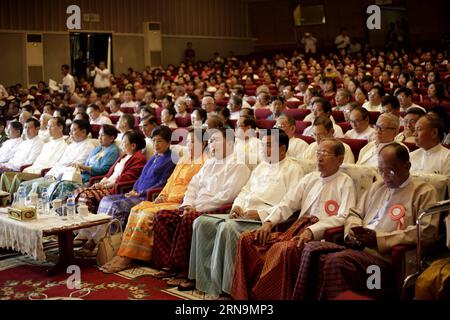 (151212) -- YANGON, 12 dicembre 2015 -- funzionari e ospiti assistono alla cerimonia del National Literary Award al National Theatre di Yangon, Myanmar, 12 dicembre 2015. Complessivamente 18 letterati hanno vinto National Literary Awards (NLA) per il 2014 in Myanmar, il Comitato per il controllo del Premio Literario Nazionale ha annunciato sabato. ) MYANMAR-YANGON-CERIMONIA DI PREMIAZIONE LETTERARIA NAZIONALE UxAung PUBLICATIONxNOTxINxCHN 151212 Yangon DEC 12 2015 funzionari e ospiti partecipano alla cerimonia di premiazione LETTERARIA nazionale AL Teatro Nazionale di Yangon Myanmar DEC 12 2015 complessivamente 18 LETTERATI hanno vinto National Literary Awards NLA per 2014 a Mya Foto Stock