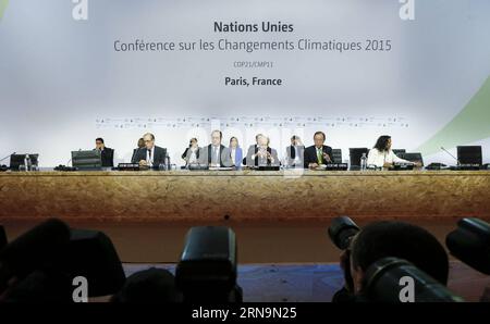 (151212) -- PARIS, Dec. 12, 2015 -- French President Francois Hollande (2nd L, Front), French Foreign Minister Laurent Fabius(3rd L, Front) and United Nations Secretary-General Ban Ki-moon(2nd R, Front) attend the COP21 Climate Conference in Le Bourget, north of Paris, on Dec. 12, 2015. France on Saturday delivered the final text of a historical global agreement on climate change to participants of the marathon climate talks in Paris. )(azp) FRANCE-PARIS-COP 21-FINAL TEXT zhouxlei PUBLICATIONxNOTxINxCHN   151212 Paris DEC 12 2015 French President François Hollande 2nd l Front French Foreign Mi Foto Stock