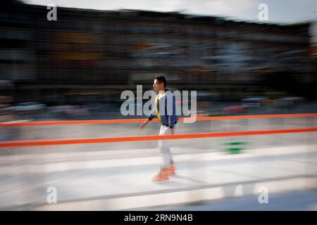 (151212) -- CITTÀ DEL MESSICO, 12 dicembre 2015 -- immagine scattata l'11 dicembre 2015 mostra un visitatore che si gode il programma Winter CDMX, in Zocalo Square nel centro di città del Messico, capitale del Messico. Secondo le informazioni della stampa locale, circa 20.000 residenti visitano la piazza Zocalo di città del Messico ogni giorno per pattinare su ghiaccio o fare scivolare uno slittino, come parte delle attività del Winter CDMX , che sarà installato fino al 10 gennaio 2016. Pedro Mera) (jg) (vf) MESSICO-CITTÀ DEL MESSICO-SOCIETÀ-CHRISTMAS e PedroxMera PUBLICATIONxNOTxINxCHN 151212 città del Messico DEC 12 2015 immagine scattata IL DEC 11 2015 mostra un Visitor enjoyi Foto Stock
