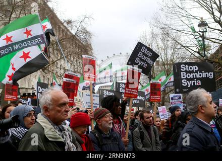 (151212) -- LONDRA, 12 dicembre 2015 -- centinaia di sostenitori di Stop the War marciano durante una protesta di Stop the War Coalition contro gli attacchi aerei del Regno Unito in Siria, nel centro di Londra, in Gran Bretagna il 12 dicembre 2015. ) BRITAIN-LONDON-STOP LA PROTESTA DELLA COALIZIONE DI GUERRA HanxYan PUBLICATIONxNOTxINxCHN 151212 Londra DEC 12 2015 centinaia di sostenitori di Stop the WAS marzo durante uno Stop la protesta della coalizione WAS contro gli attacchi aerei del Regno Unito IN Siria NEL centro di Londra Gran Bretagna IL DEC 12 2015 Gran Bretagna fermare la protesta della coalizione WAS HanxYan PUBLICATIONTxINxCHN Foto Stock