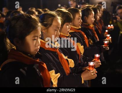 (151213) -- NANCHINO, 13 dicembre 2015 -- gli alunni assistono a una veglia di candela nella sala commemorativa per le vittime del massacro di Nanchino da parte degli invasori giapponesi a Nanchino, capitale della provincia del Jiangsu della Cina orientale, il 13 dicembre 2015, seconda giornata commemorativa nazionale cinese per le vittime del massacro di Nanchino. Ji Chunpeng) CHINA-NANJING-VIGIL-NANJING MASSACRE-PRAY(CN) cunxcan PUBLICATIONxNOTxINxCHN 151213 Nanjing DEC 13 2015 alunni assistono a una Veglia di candela NELLA sala commemorativa per le vittime del massacro di Nanchino da parte degli invasori giapponesi a Nanchino capitale della provincia di Jiangsu della Cina orientale IL 13 dicembre 2015 secondo della Cina Foto Stock
