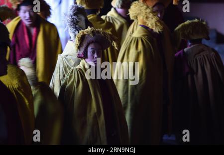 (151213) -- XIGAZE, 13 dicembre 2015 -- i monaci aspettano la venuta di Bainqen Erdini Qoigyijabu, l'undicesimo Panchen Lama, uno dei due Buddha viventi più venerati del buddhismo tibetano, al monastero di Tashilumpo a Xigaze, regione autonoma tibetana sud-occidentale della Cina, 13 dicembre 2015.) (Yxb) CHINA-TIBET-UNDICESIMO PANCHEN LAMA-BUDDHISMO (CN) Chogo PUBLICATIONxNOTxINxCHN 151213 Xigaze DEC 13 2015 monaci aspettano l'arrivo di Bainqen Erdini Qoigyijabu l'undicesimo Panchen Lama uno dei due Buddha viventi più venerati sullo schermo del buddismo tibetano al monastero di Tashilumpo a Xigaze nel Tibet Auto Foto Stock