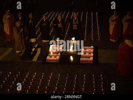 (151213) -- NANCHINO, 13 dicembre 2015 -- persone tra cui giovani, buddisti e stranieri assistono a una veglia di candela presso la sala commemorativa per le vittime del massacro di Nanchino da parte degli invasori giapponesi a Nanchino, capitale della provincia di Jiangsu della Cina orientale, il 13 dicembre 2015, la seconda giornata commemorativa nazionale cinese per le vittime del massacro di Nanchino. ) CHINA-NANJING-VIGIL-NANJING MASSACRE-PRAY(CN) jixchunpeng PUBLICATIONxNOTxINxCHN 151213 Nanjing DEC 13 2015 celebrità tra cui giovani buddisti e stranieri partecipano a una Veglia di candela PRESSO la sala commemorativa per le vittime del massacro di Nanjing da parte giapponese Foto Stock