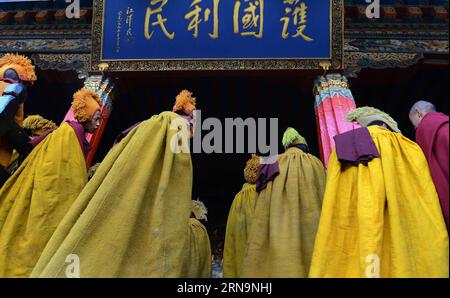 (151213) -- XIGAZE, 13 dicembre 2015 -- i monaci aspettano la venuta di Bainqen Erdini Qoigyijabu, l'undicesimo Panchen Lama, uno dei due Buddha viventi più venerati del buddhismo tibetano, al monastero di Tashilumpo a Xigaze, regione autonoma tibetana sud-occidentale della Cina, 13 dicembre 2015.) (Yxb) CHINA-TIBET-UNDICESIMO PANCHEN LAMA-BUDDHISMO (CN) Chogo PUBLICATIONxNOTxINxCHN 151213 Xigaze DEC 13 2015 monaci aspettano l'arrivo di Bainqen Erdini Qoigyijabu l'undicesimo Panchen Lama uno dei due Buddha viventi più venerati sullo schermo del buddismo tibetano al monastero di Tashilumpo a Xigaze nel Tibet Auto Foto Stock