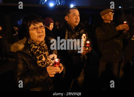 (151213) -- NANCHINO, 13 dicembre 2015 -- le persone assistono a una veglia di candela presso la sala commemorativa per le vittime del massacro di Nanchino da parte degli invasori giapponesi a Nanchino, capitale della provincia del Jiangsu della Cina orientale, il 13 dicembre 2015, seconda giornata commemorativa nazionale cinese per le vittime del massacro di Nanchino. Ji Chunpeng) CHINA-NANJING-VIGIL-NANJING MASSACRE-PRAY(CN) cunxcan PUBLICATIONxNOTxINxCHN 151213 Nanjing DEC 13 2015 celebrità assistono a una Veglia di candela PRESSO la sala commemorativa per le vittime del massacro di Nanchino da parte degli invasori giapponesi a Nanchino capitale della provincia di Jiangsu della Cina orientale IL DEC 13 2015 China S se Foto Stock