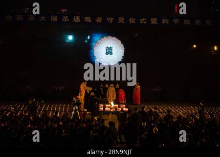 (151213) -- NANCHINO, 13 dicembre 2015 -- persone tra cui giovani, buddisti e stranieri assistono a una veglia di candela presso la sala commemorativa per le vittime del massacro di Nanchino da parte degli invasori giapponesi a Nanchino, capitale della provincia di Jiangsu della Cina orientale, il 13 dicembre 2015, la seconda giornata commemorativa nazionale cinese per le vittime del massacro di Nanchino. ) CHINA-NANJING-VIGIL-NANJING MASSACRE-PRAY(CN) jixchunpeng PUBLICATIONxNOTxINxCHN 151213 Nanjing DEC 13 2015 celebrità tra cui giovani buddisti e stranieri partecipano a una Veglia di candela PRESSO la sala commemorativa per le vittime del massacro di Nanjing da parte giapponese Foto Stock