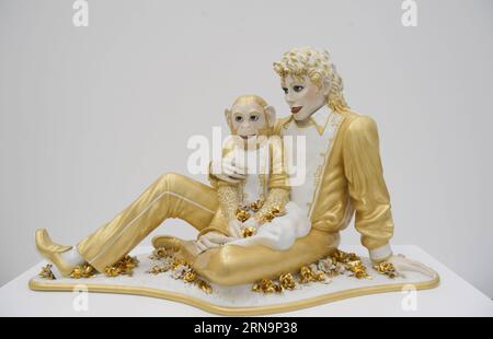 (151214) -- LOS ANGELES, 14 dicembre 2015 -- foto scattata il 13 dicembre 2015 mostra le opere d'arte di Jeff Koons Michael Jackson e Bubbles in the Broad a Los Angeles, negli Stati Uniti. Il Broad è un nuovo museo di arte contemporanea fondato dai filantropi Eli ed Edythe Broad sulla Grand Avenue nel centro di Los Angeles. Il museo ospita le 2.000 opere d'arte della vasta collezione, che è tra le più importanti collezioni di arte contemporanea e del dopoguerra in tutto il mondo. Con il suo innovativo concetto di "velo e volta", l'edificio da 140 milioni di dollari USA, di 120 000 piedi quadrati, dispone di due piani di spazio per gallerie Foto Stock