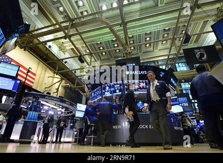 (151216) -- NEW YORK, 16 dicembre 2015 -- i commercianti lavorano sul pavimento della Borsa di New York (NYSE), a New York, negli Stati Uniti, il 16 dicembre 2015. Le azioni degli Stati Uniti si sono radunate per il terzo giorno consecutivo mercoledì, quando la Federal Reserve ha deciso di aumentare i tassi di interesse per la prima volta in quasi un decennio. Il Dow saltò del 1,28%, e il S&P 500 saltò del 1,45%, mentre il Nasdaq salì del 1,52%. ) U.S.-NEW YORK-STOCKS-NYSE WangxLei PUBLICATIONxNOTxINxCHN 151216 New York DEC 16 2015 i trader lavorano SUL pavimento del New York Stick Exchange NYSE a New York Stati Uniti D Foto Stock