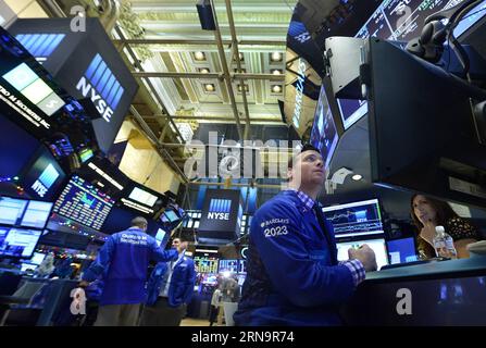 (151216) -- NEW YORK, 16 dicembre 2015 -- i commercianti lavorano sul pavimento della Borsa di New York (NYSE), a New York, negli Stati Uniti, il 16 dicembre 2015. Le azioni degli Stati Uniti si sono radunate per il terzo giorno consecutivo mercoledì, quando la Federal Reserve ha deciso di aumentare i tassi di interesse per la prima volta in quasi un decennio. Il Dow saltò del 1,28%, e il S&P 500 saltò del 1,45%, mentre il Nasdaq salì del 1,52%. ) U.S.-NEW YORK-STOCKS-NYSE WangxLei PUBLICATIONxNOTxINxCHN 151216 New York DEC 16 2015 i trader lavorano SUL pavimento del New York Stick Exchange NYSE a New York Stati Uniti D Foto Stock
