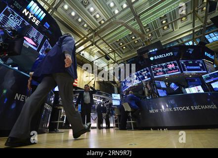(151216) -- NEW YORK, 16 dicembre 2015 -- i commercianti lavorano sul pavimento della Borsa di New York (NYSE), a New York, negli Stati Uniti, il 16 dicembre 2015. Le azioni degli Stati Uniti si sono radunate per il terzo giorno consecutivo mercoledì, quando la Federal Reserve ha deciso di aumentare i tassi di interesse per la prima volta in quasi un decennio. Il Dow saltò del 1,28%, e il S&P 500 saltò del 1,45%, mentre il Nasdaq salì del 1,52%. ) U.S.-NEW YORK-STOCKS-NYSE WangxLei PUBLICATIONxNOTxINxCHN 151216 New York DEC 16 2015 i trader lavorano SUL pavimento del New York Stick Exchange NYSE a New York Stati Uniti D Foto Stock