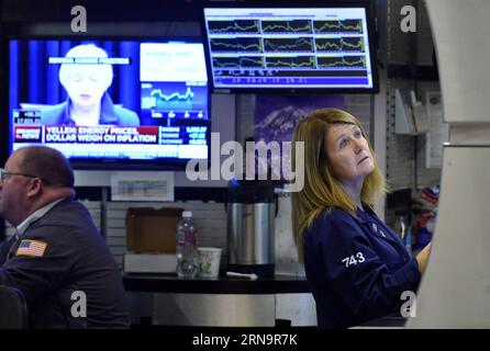 (151216) -- NEW YORK, 16 dicembre 2015 -- i commercianti lavorano sul pavimento della Borsa di New York (NYSE), a New York, negli Stati Uniti, il 16 dicembre 2015. Le azioni degli Stati Uniti si sono radunate per il terzo giorno consecutivo mercoledì, quando la Federal Reserve ha deciso di aumentare i tassi di interesse per la prima volta in quasi un decennio. Il Dow saltò del 1,28%, e il S&P 500 saltò del 1,45%, mentre il Nasdaq salì del 1,52%. ) U.S.-NEW YORK-STOCKS-NYSE WangxLei PUBLICATIONxNOTxINxCHN 151216 New York DEC 16 2015 i trader lavorano SUL pavimento del New York Stick Exchange NYSE a New York Stati Uniti D Foto Stock
