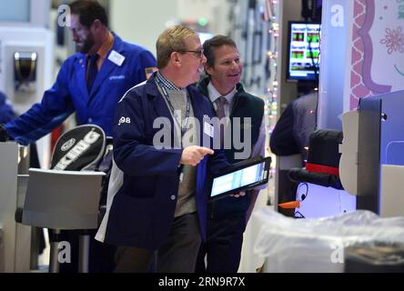 (151216) -- NEW YORK, 16 dicembre 2015 -- i commercianti lavorano sul pavimento della Borsa di New York (NYSE), a New York, negli Stati Uniti, il 16 dicembre 2015. Le azioni degli Stati Uniti si sono radunate per il terzo giorno consecutivo mercoledì, quando la Federal Reserve ha deciso di aumentare i tassi di interesse per la prima volta in quasi un decennio. Il Dow saltò del 1,28%, e il S&P 500 saltò del 1,45%, mentre il Nasdaq salì del 1,52%. ) U.S.-NEW YORK-STOCKS-NYSE WangxLei PUBLICATIONxNOTxINxCHN 151216 New York DEC 16 2015 i trader lavorano SUL pavimento del New York Stick Exchange NYSE a New York Stati Uniti D Foto Stock