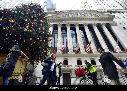 (151216) -- NEW YORK, Dec. 16, 2015 -- Pedestrians walk in front of the New York Stock Exchange (NYSE), in New York, the United States, on Dec. 16, 2015. U.S. stocks rallied for the third straight day Wednesday, as the U.S. Federal Reserve decided to raise interest rates for the first time in nearly a decade. The Dow jumped 1.28 percent, and the S&P 500 leapt 1.45 percent, while the Nasdaq soared 1.52 percent. ) U.S.-NEW YORK-STOCKS-NYSE WangxLei PUBLICATIONxNOTxINxCHN   151216 New York DEC 16 2015 pedestrians Walk in Front of The New York Stick Exchange NYSE in New York The United States ON D Foto Stock