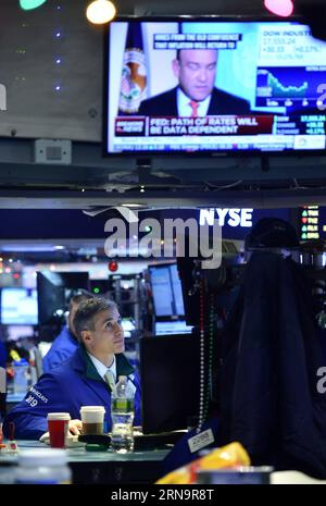 (151216) -- NEW YORK, 16 dicembre 2015 -- i commercianti lavorano sul pavimento della Borsa di New York (NYSE), a New York, negli Stati Uniti, il 16 dicembre 2015. Le azioni degli Stati Uniti si sono radunate per il terzo giorno consecutivo mercoledì, quando la Federal Reserve ha deciso di aumentare i tassi di interesse per la prima volta in quasi un decennio. Il Dow saltò del 1,28%, e il S&P 500 saltò del 1,45%, mentre il Nasdaq salì del 1,52%. ) U.S.-NEW YORK-STOCKS-NYSE WangxLei PUBLICATIONxNOTxINxCHN 151216 New York DEC 16 2015 i trader lavorano SUL pavimento del New York Stick Exchange NYSE a New York Stati Uniti D Foto Stock