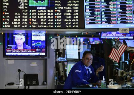 (151216) -- NEW YORK, 16 dicembre 2015 -- i commercianti lavorano sul pavimento della Borsa di New York (NYSE), a New York, negli Stati Uniti, il 16 dicembre 2015. Le azioni degli Stati Uniti si sono radunate per il terzo giorno consecutivo mercoledì, quando la Federal Reserve ha deciso di aumentare i tassi di interesse per la prima volta in quasi un decennio. Il Dow saltò del 1,28%, e il S&P 500 saltò del 1,45%, mentre il Nasdaq salì del 1,52%. ) U.S.-NEW YORK-STOCKS-NYSE WangxLei PUBLICATIONxNOTxINxCHN 151216 New York DEC 16 2015 i trader lavorano SUL pavimento del New York Stick Exchange NYSE a New York Stati Uniti D Foto Stock