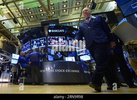 (151216) -- NEW YORK, 16 dicembre 2015 -- i commercianti lavorano sul pavimento della Borsa di New York (NYSE), a New York, negli Stati Uniti, il 16 dicembre 2015. Le azioni degli Stati Uniti si sono radunate per il terzo giorno consecutivo mercoledì, quando la Federal Reserve ha deciso di aumentare i tassi di interesse per la prima volta in quasi un decennio. Il Dow saltò del 1,28%, e il S&P 500 saltò del 1,45%, mentre il Nasdaq salì del 1,52%. ) U.S.-NEW YORK-STOCKS-NYSE WangxLei PUBLICATIONxNOTxINxCHN 151216 New York DEC 16 2015 i trader lavorano SUL pavimento del New York Stick Exchange NYSE a New York Stati Uniti D Foto Stock
