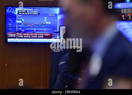 (151216) -- NEW YORK, 16 dicembre 2015 -- i commercianti lavorano sul pavimento della Borsa di New York (NYSE), a New York, negli Stati Uniti, il 16 dicembre 2015. Le azioni degli Stati Uniti si sono radunate per il terzo giorno consecutivo mercoledì, quando la Federal Reserve ha deciso di aumentare i tassi di interesse per la prima volta in quasi un decennio. Il Dow saltò del 1,28%, e il S&P 500 saltò del 1,45%, mentre il Nasdaq salì del 1,52%. ) U.S.-NEW YORK-STOCKS-NYSE WangxLei PUBLICATIONxNOTxINxCHN 151216 New York DEC 16 2015 i trader lavorano SUL pavimento del New York Stick Exchange NYSE a New York Stati Uniti D Foto Stock