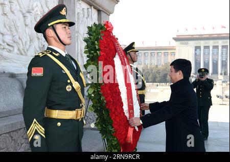 (151217) -- PECHINO, 17 dicembre 2015 -- il primo ministro del Kirghizistan Temir Sariyev pone una corona al Monumento agli eroi del popolo in Piazza Tian anmen, a Pechino, capitale della Cina, 17 dicembre 2015. ) (Zkr) CINA-KIRGHIZISTAN PM-MONUMENT-RESPECT(CN) ZhangxLing PUBLICATIONxNOTxINxCHN 151217 Pechino DEC 17 2015 I primi Ministri del Kirghizistan Temir Sariyev pone una corona AL Monumento agli Eroi delle celebrità in Piazza Tian anmen a Pechino capitale della Cina DEC 17 2015 CCR Cina Kyrgyzstan PM Monument Respect CN ZhangxLONCHINTIN Foto Stock