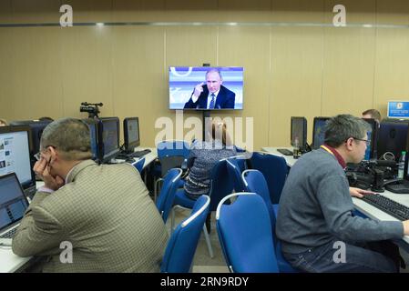 (151217) -- MOSCA, 17 dicembre 2015 -- i giornalisti lavorano al centro dei media mentre il presidente russo Vladimir Putin parla durante la sua conferenza stampa annuale di fine anno a Mosca, capitale della Russia, il 17 dicembre 2015. Il presidente russo Vladimir Putin ha detto giovedì alla conferenza stampa annuale di fine anno che il picco della crisi economica nel paese è passato, con segni di stabilità già mostrati nel secondo trimestre di quest'anno. ) RUSSIA-MOSCA-PUTIN-CONFERENZA STAMPA DI FINE ANNO-PICCO DELLA CRISI ECONOMICA DaixTianfang PUBLICATIONxNOTxINxCHN 151217 Mosca DEC 17 2015 giornalisti lavorano AL Media Center come presidio russo Foto Stock