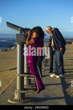 (151217) -- CALIFORNIA, 17 dicembre 2015 -- foto scattata nel settembre 2013 mostra un bambino che osserva gli uccelli marini attraverso il telescopio su 17-Mile Drive in California, Stati Uniti. La 17-Mile Drive è ampiamente riconosciuta come una delle strade più panoramiche del mondo. Il famoso punto di riferimento costiero attraversa Pacific Grove fino a Pebble Beach, dalla suggestiva costa del Pacifico alla maestosa foresta del Monte). U.S.-CALIFORNIA-17-MILE DRIVE-SCENIC YangxLei PUBLICATIONxNOTxINxCHN 151217 California DEC 17 2015 foto scattate nel settembre 2013 mostra un bambino che osserva il Seabird attraverso il Telescopio SULLA 17 Mile Drive a Cali Foto Stock