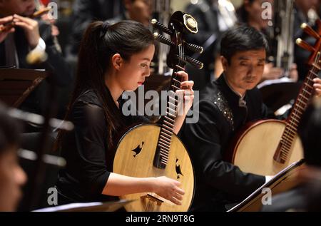 (151218) -- NEW YORK, 18 dicembre 2015 -- artisti della China National Traditional Orchestra si esibiscono in un'anteprima dei media al Lincoln Center, a New York, negli Stati Uniti, 18 dicembre 2015. La China National Traditional Orchestra metterà in scena due spettacoli di musica tradizionale cinese a New York. Splendor of Folk Music sarà eseguito al Lincoln Center il venerdì e la riscoperta della musica cinese alla Carnegie Hall la domenica. U.S.-NEW YORK-CHINA-ORCHESTRA WangxLei PUBLICATIONxNOTxINxCHN 151218 New York DEC 18 2015 artisti della China National Traditional Orchestra si esibiscono SU un Med Foto Stock