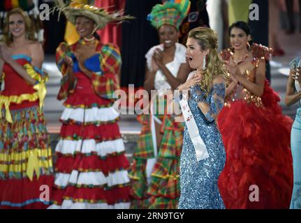 (151219) -- SANYA, 19 dicembre 2015 -- Vincitore di Miss mondo 2015 Mireia Lalaguna Royo dalla Spagna reagisce alla Miss World Grand Final a Sanya, nella provincia di Hainan, nel sud della Cina, 19 dicembre 2015. I concorrenti provenienti da oltre 110 paesi e regioni hanno partecipato alla finale della 65a Miss World Competition di Sanya sabato. )(wyo) CINA-HAINAN-MISS WORLD-FINAL (CN) GuoxCheng PUBLICATIONxNOTxINxCHN 151219 Sanya DEC 19 2015 Vincitore di Miss mondo 2015 Mireia Royo dalla Spagna reagisce ALLA Miss World Grand Final a Sanya South China S Hainan Province DEC 19 2015 concorrenti provenienti da oltre 110 paesi e regioni c Foto Stock