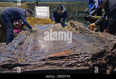 (151220) -- NANCHANG, Dec. 20, 2015 -- Archaeologists clean the main coffin in the Haihunhou (Marquis of Haihun) cemetery, east China s Jiangxi Province, Dec. 20, 2015. The outer lid of the main coffin in the Haihunhou cemetery was opened on Sunday. According to archaeologists working at the site, relics inside the main coffin in the 2,000-year-old tomb of Haihunhou will likely reveal the occupant s identity. The Haihunhou cemetery near Nanchang City, capital of east China s Jiangxi Province, is the most complete known Western Han Dynasty (206 BC - 24 AD) cemetery. )(wyo) CHINA-JIANGXI-MARQUIS Stock Photo