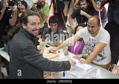 (151220) -- MADRID, 20 dicembre 2015 -- Pablo Iglesias, leader della formazione di sinistra Pademos, pronuncia il suo voto in un collegio elettorale a Madrid, capitale della Spagna, il 20 dicembre 2015. Le elezioni generali della Spagna sono iniziate domenica. ) SPAGNA-MADRID-ELEZIONI GENERALI Javier PUBLICATIONxNOTxINxCHN 151220 Madrid DEC 20 2015 Pablo Iglesias leader della formazione di sinistra esprime il suo VOTO IN una stazione di polling a Madrid capitale della Spagna IL 20 dicembre 2015 le elezioni generali della Spagna sono iniziate domenica Spagna le elezioni generali di Madrid Javier PUBLICATIONxNOTxINxCHN Foto Stock