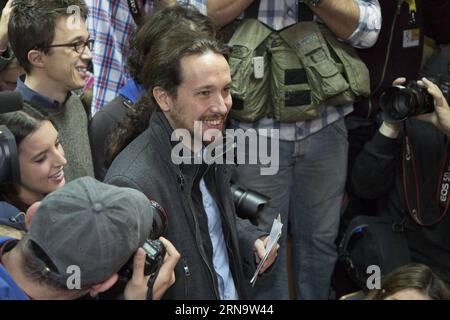 (151220) -- MADRID, 20 dicembre 2015 -- Pablo Iglesias, leader della formazione di sinistra Pademos, arriva in un collegio elettorale per votare a Madrid, capitale della Spagna, il 20 dicembre 2015. Le elezioni generali della Spagna sono iniziate domenica. ) SPAGNA-MADRID-ELEZIONI GENERALI Javier PUBLICATIONxNOTxINxCHN 151220 Madrid DEC 20 2015 Pablo Iglesias leader della formazione di ala sinistra arriva IN una stazione di polling per esprimere il suo VOTO a Madrid capitale della Spagna IL 20 dicembre 2015 le elezioni generali della Spagna sono iniziate domenica Spagna elezioni generali di Madrid Javier PUBLICATIONxNOTxINxCHN Foto Stock