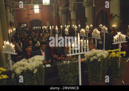 I cristiani pakistani assistono a un servizio domenicale pre-natalizio a Lahore nel Pakistan orientale il 20 dicembre 2015. ) PAKISTAN-LAHORE-PRE-NATALE-DOMENICA SERVIZIO JamilxAhmed PUBLICATIONxNOTxINxCHN i cristiani pakistani assistono a un servizio pre natalizio domenicale nella Lahore del Pakistan orientale IL 20 dicembre 2015 Pakistan Lahore Pre Christmas Sunday Service JamilxAhmed PUBLICATIONxNOTxINxCHN Foto Stock