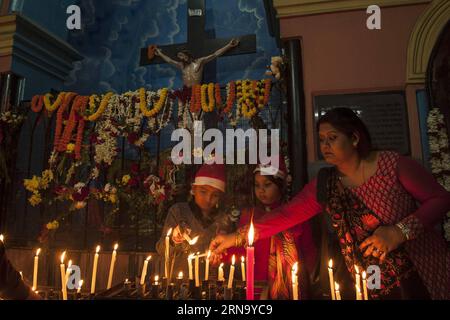 (151225) -- CALCUTTA, 25 dicembre 2015 -- devoti cristiani indiani candele di luce a St. Teresa, la vigilia di Natale a Calcutta, capitale dello stato dell'India orientale, Bengala Occidentale, 24 dicembre 2015. Nonostante il fatto che in India i cristiani sono una minoranza, ma il Natale è celebrato con molta fanfara e zelo in tutto il paese. ) INDIA-CALCUTTA-NATALE-CELEBRAZIONE TumpaxMondal PUBLICATIONxNOTxINxCHN 151225 Calcutta DEC 25 2015 devoti cristiani indiani candele luminose NELLA chiesa di Santa Teresa LA vigilia di Natale a Calcutta capitale dello Stato indiano orientale del Bengala OCCIDENTALE DEC 24 2015 in nonostante il fatto Foto Stock