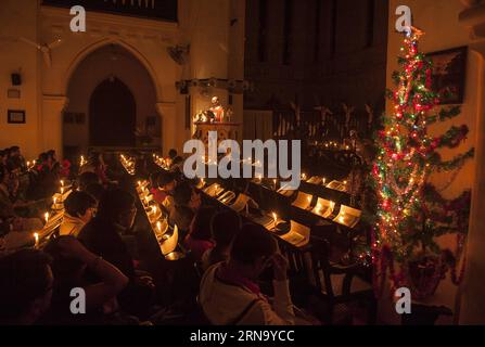 (151225) -- CALCUTTA, 25 dicembre 2015 -- i devoti cristiani indiani partecipano a una preghiera di massa a St. James Church la vigilia di Natale a Calcutta, capitale dello stato dell'India orientale, Bengala Occidentale, 24 dicembre 2015. Nonostante il fatto che in India i cristiani sono una minoranza, ma il Natale è celebrato con molta fanfara e zelo in tutto il paese. ) INDIA-CALCUTTA-NATALE-CELEBRAZIONE TumpaxMondal PUBLICATIONxNOTxINxCHN 151225 Calcutta DEC 25 2015 devoti cristiani indiani partecipano a una messa di preghiera PRESSO LA chiesa di St James LA vigilia di Natale a Calcutta capitale dello Stato indiano orientale del Bengala OCCIDENTALE DEC 24 2015 in nonostante Foto Stock